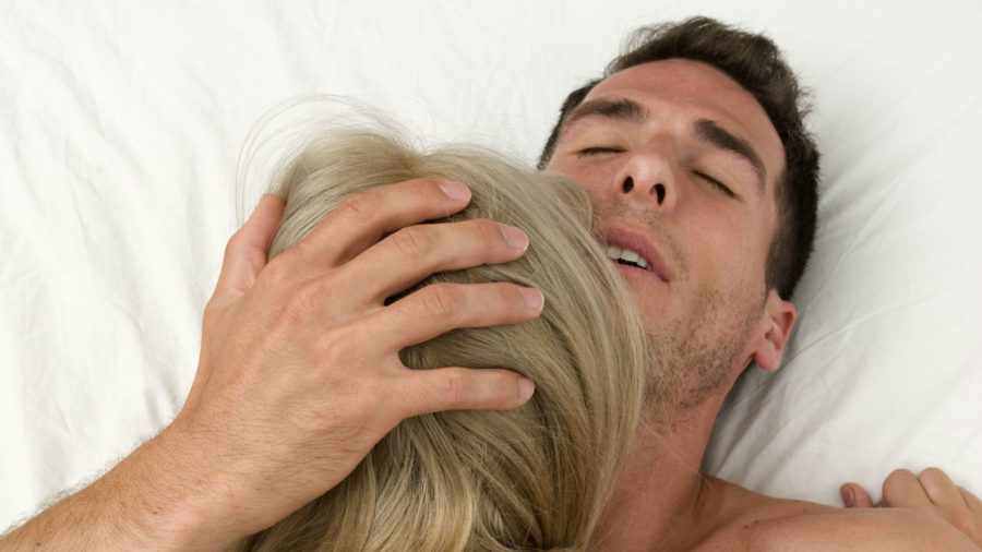 Жена Испытала Мощный Оргазм И Получила Сперму На Лицо Трахаясь С Мужем В Кровати
