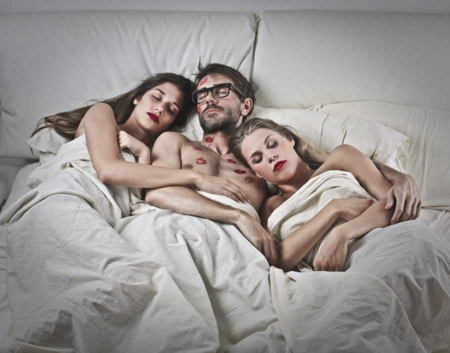 Секс С Двумя Парнями На Кровати