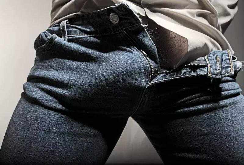 Премиум красотка от первого лица отсасывает торчащий из ширинки джинсов большой пенис