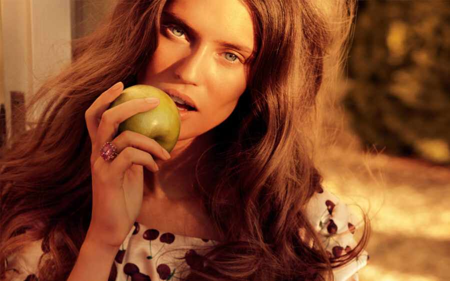 Красивая фотка девушки с яблоком