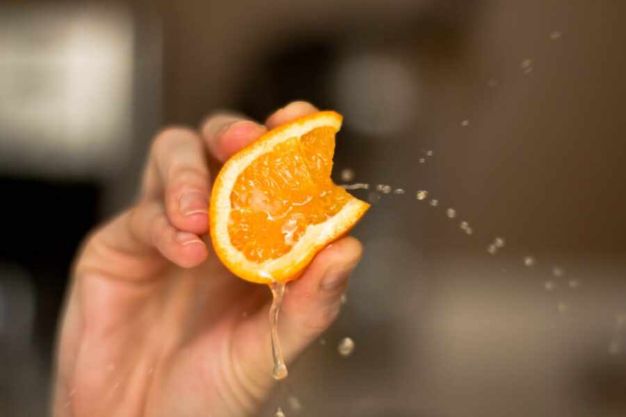 сочный апельсин в руке