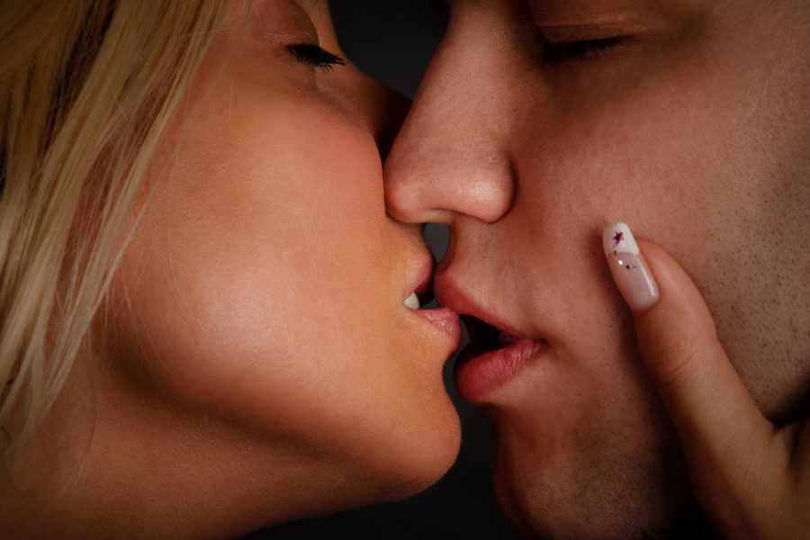 научиться страстным поцелуям
