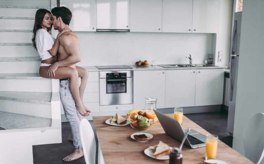 пара на кухне целуется