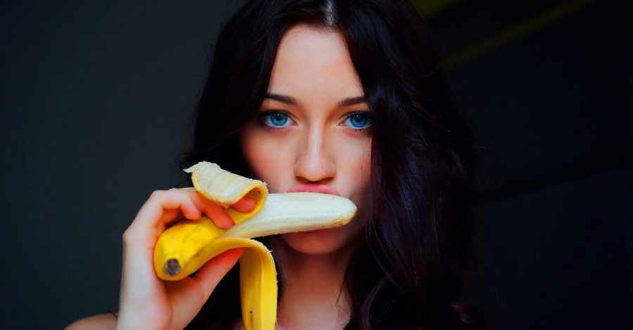девушка держит банан