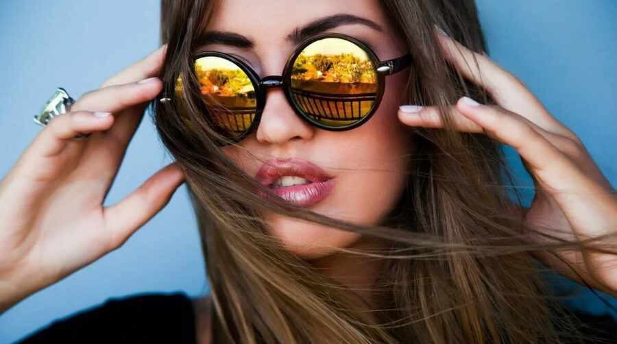 девушка в солнцезащитных очках