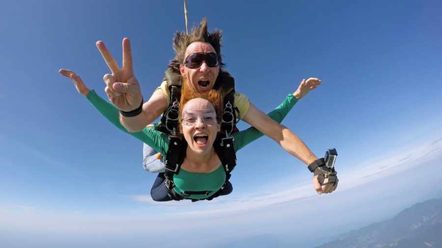 парень и девушка прыгают с парашютом
