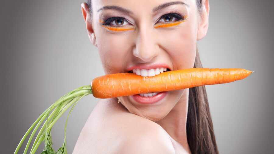 девушка с морковкой во рту