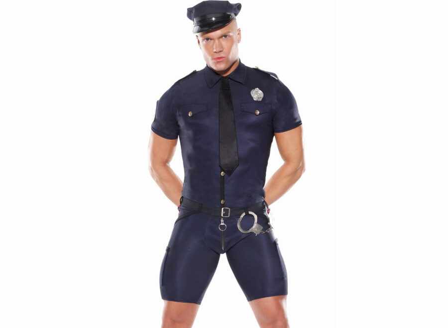 парень в костюме полицейского