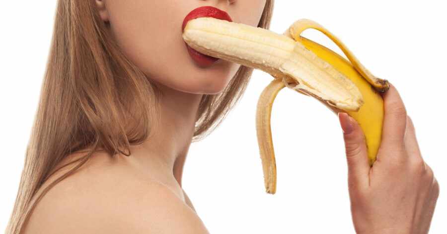 девушка с бананом во рту