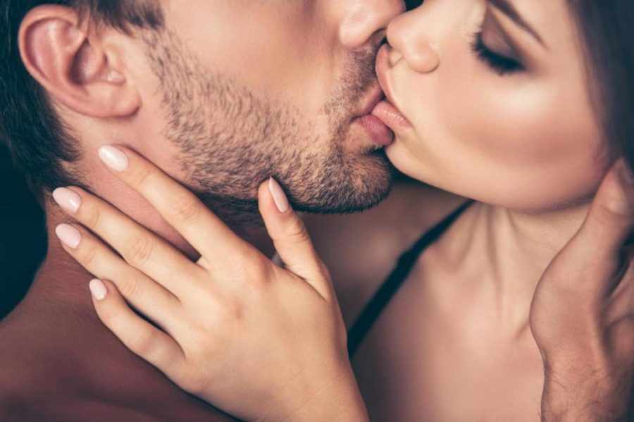 техника возбуждающего мужчину поцелуя
