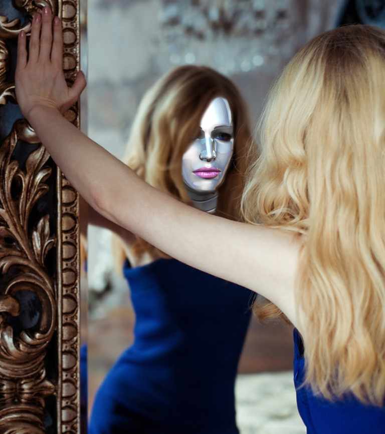 девушка перед зеркалом