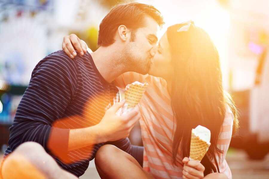 пара целуется с мороженным