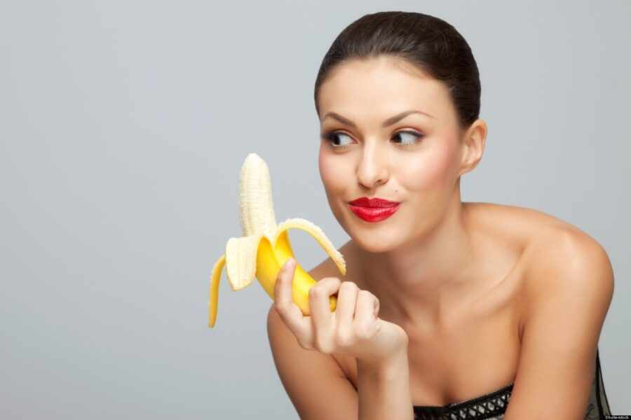 девушка смотрит на банан