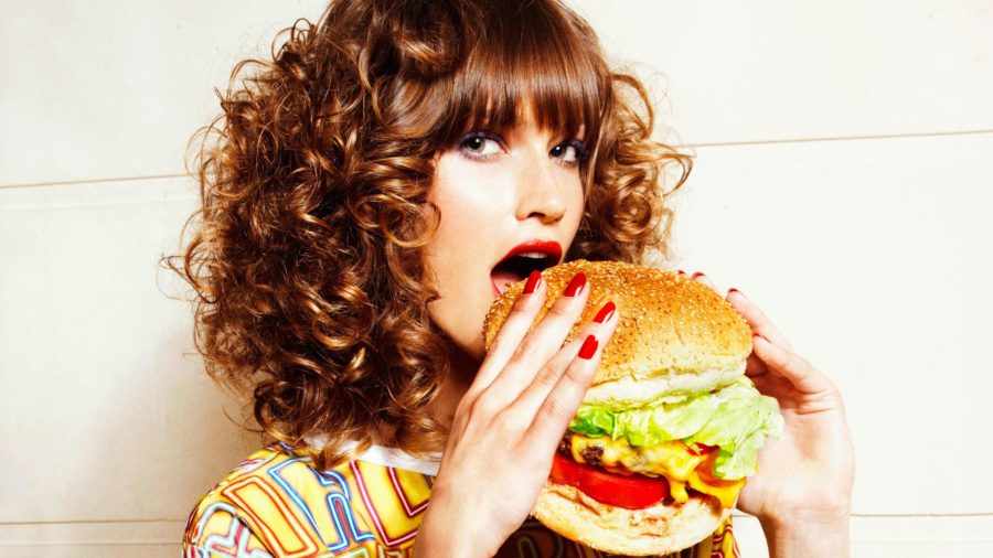 девушка ест бургер