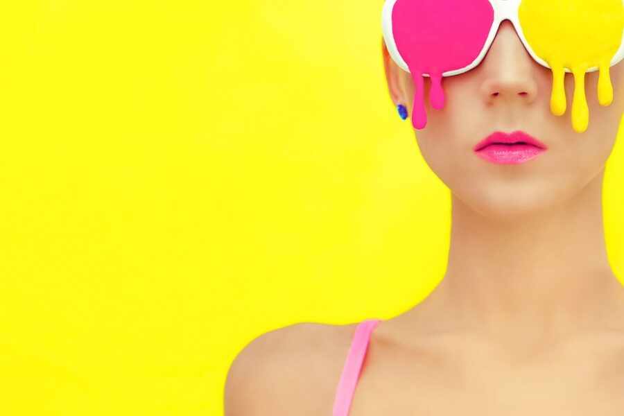 девушка в розово-желтых очках