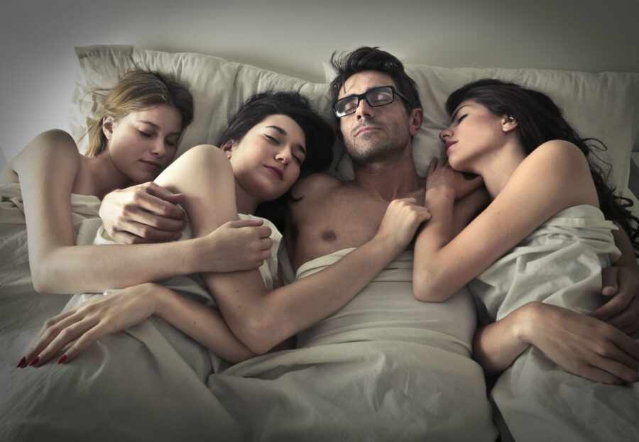 три девушки и парень в постели