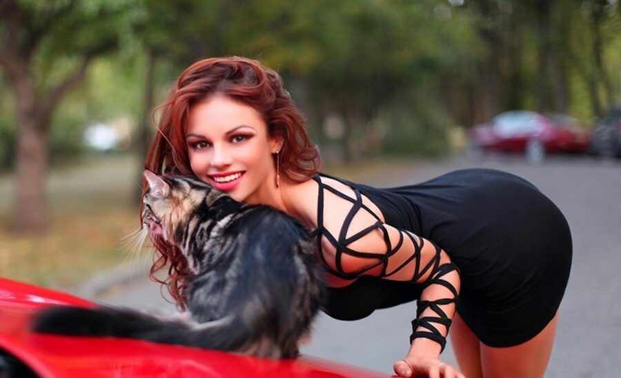 девушка у машины с котом