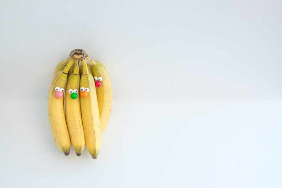 бананы с личиками