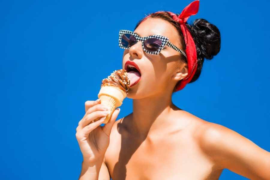 девушка ест мороженное