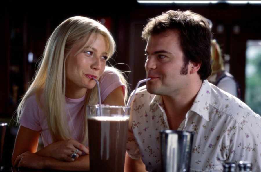 девушка и парень пьют коктейли