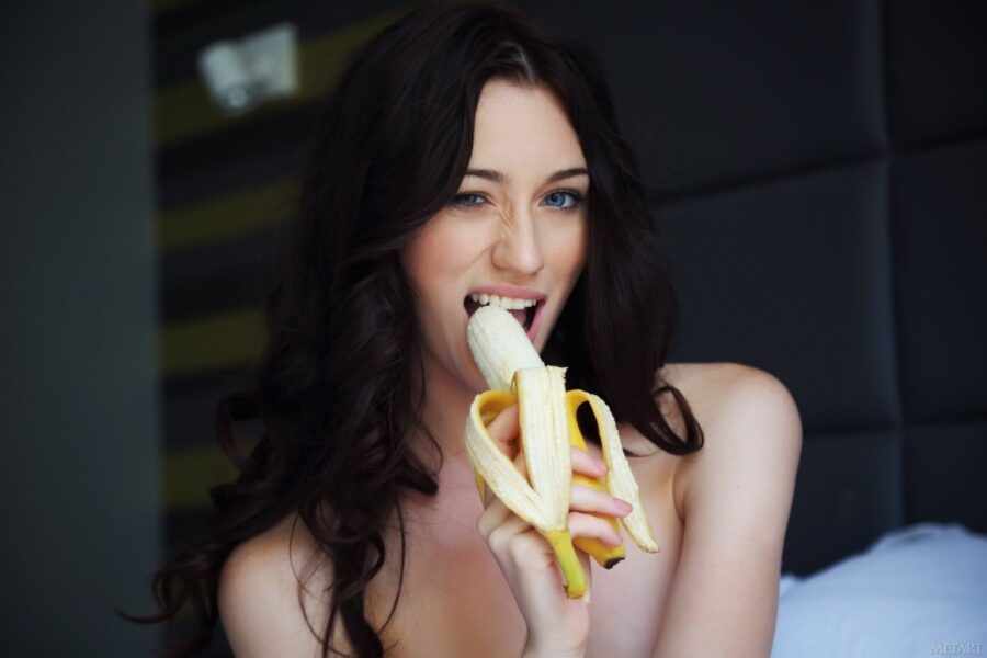 девушка сексуально ест банан