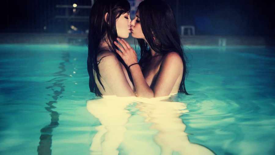 лесбиянки целуются