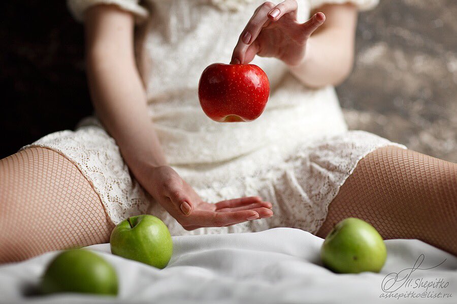 девушка ест яблоки