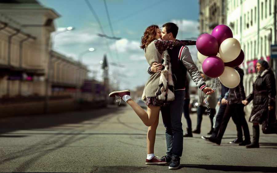 для чего люди целуются на улице