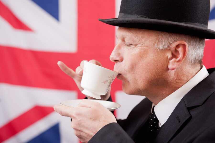 мужчина пьет чай