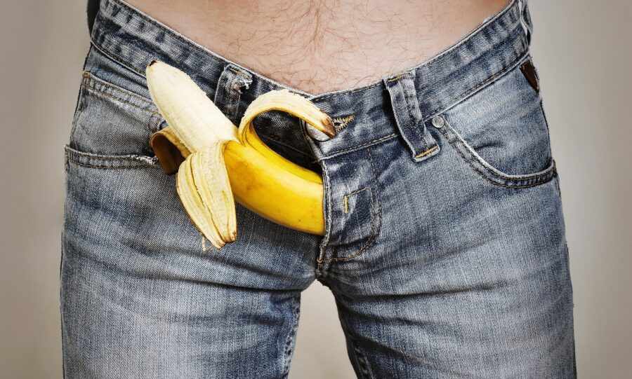 банан торчит из штанов