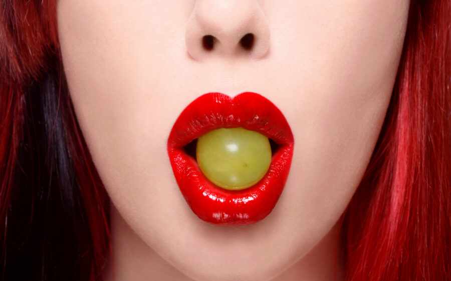 виноградина в губах