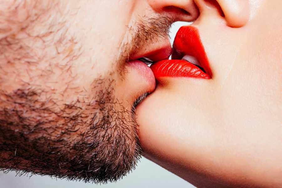 Как возбудить парня поцелуем