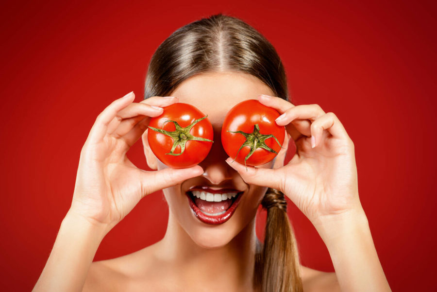девушка ест томат