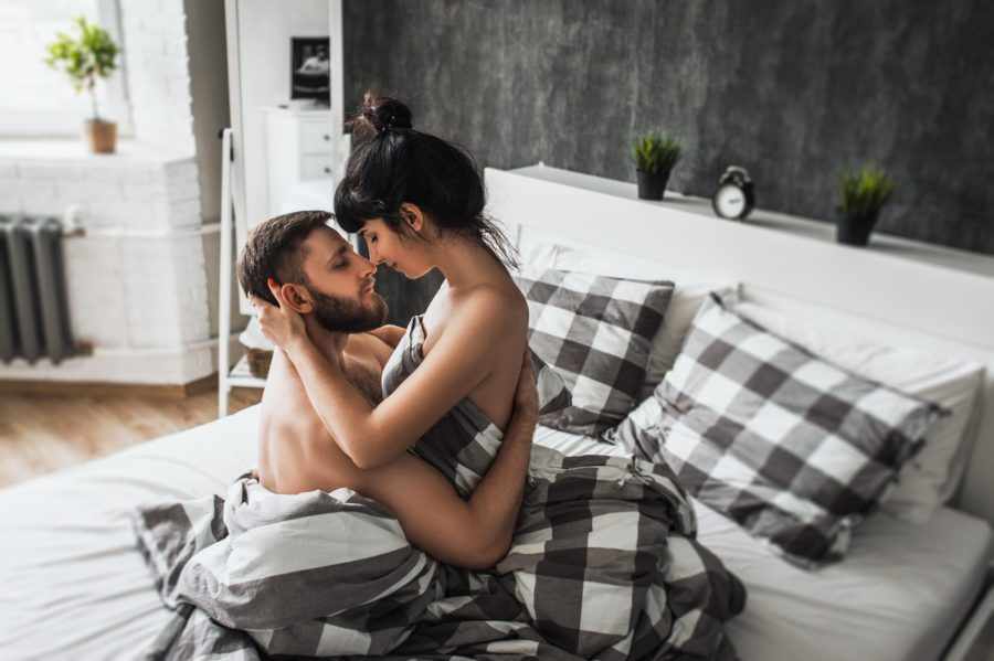 пара обнимается на постели