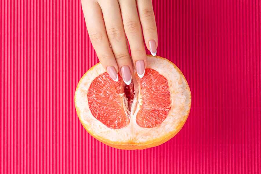 пальцы и грейпфрут