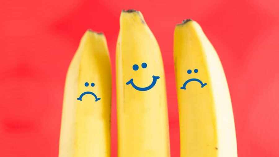 грустные и веселый банан
