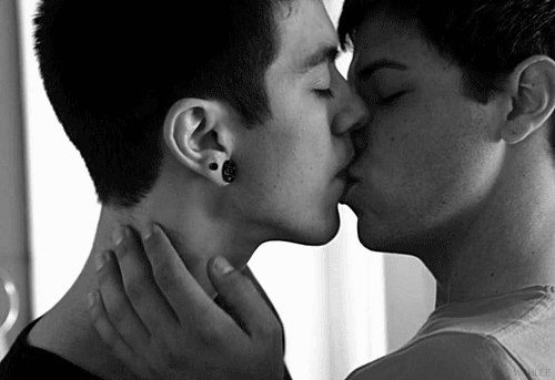 парни целуются