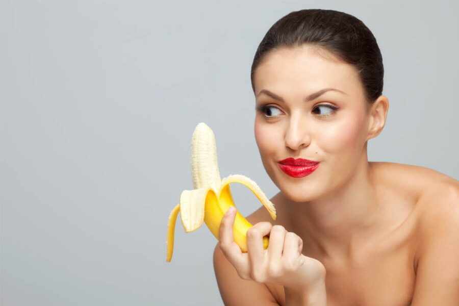 девушка ест банан