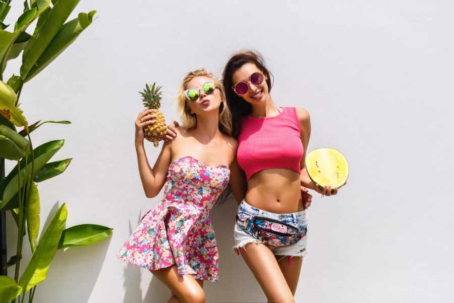 две девушки с фруктами