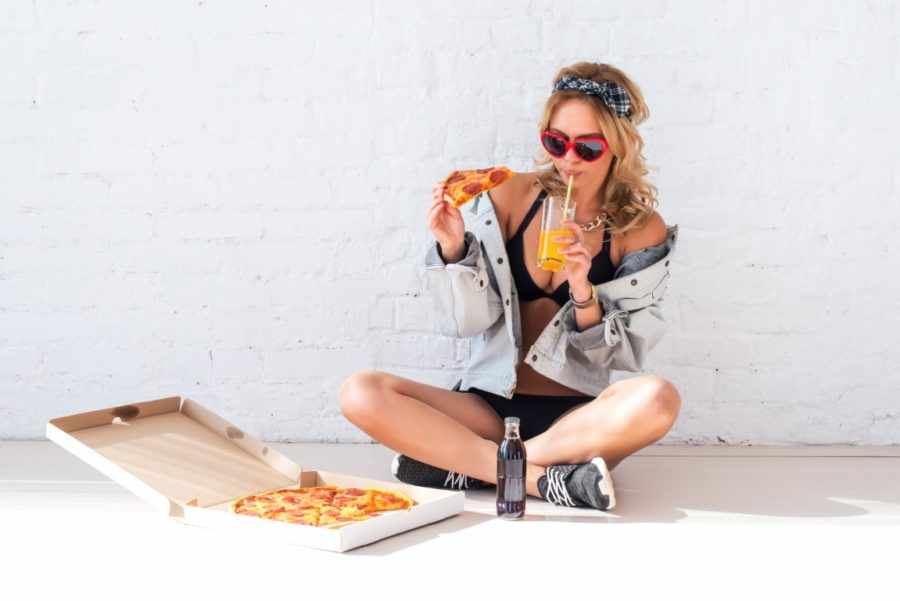 девушка с пиццей