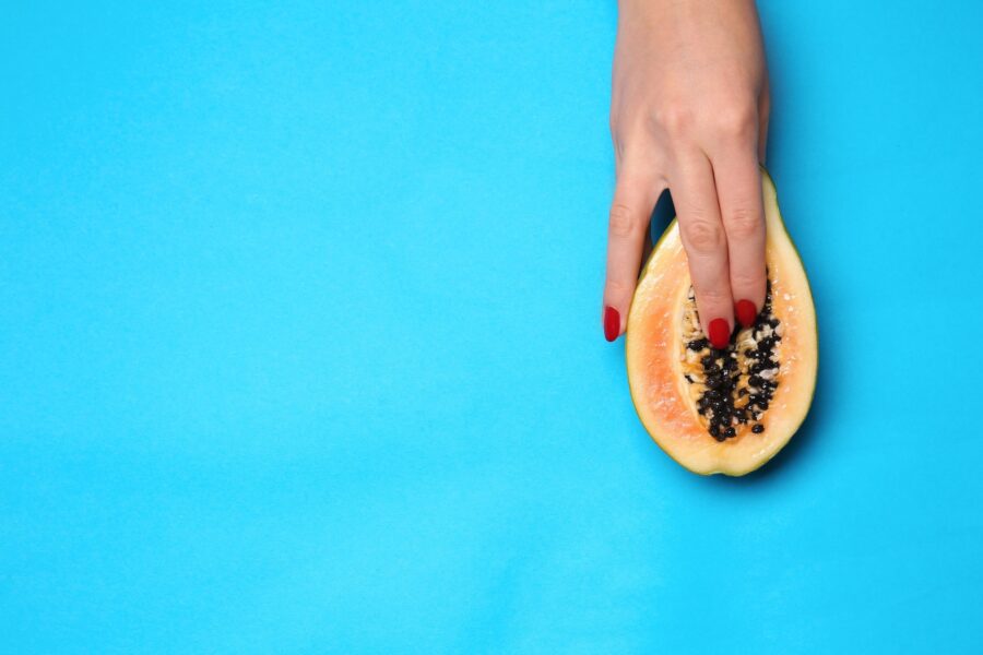 пальцы в фрукте