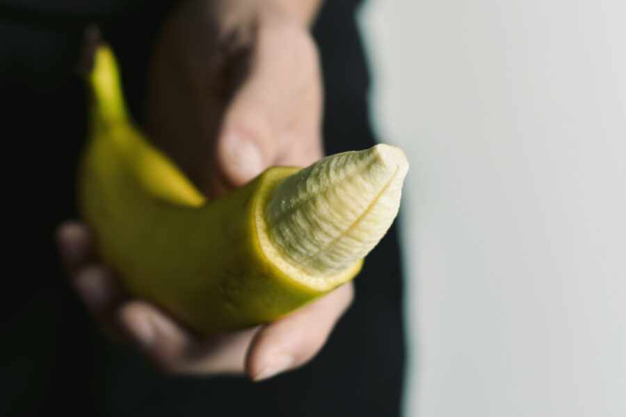 обрезанный банан в руке