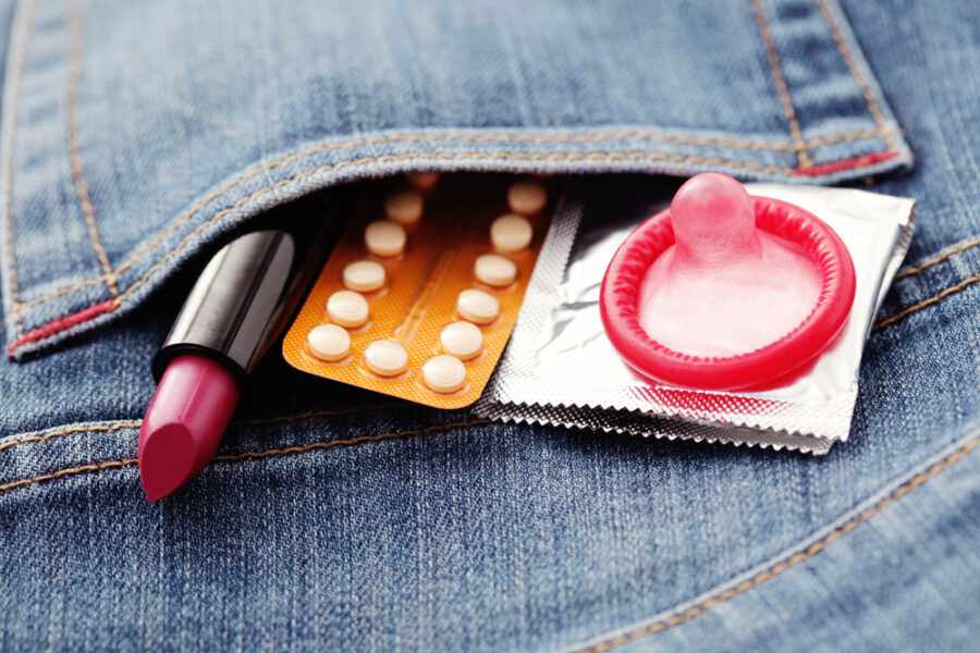 контрацептивы и помада в кармане