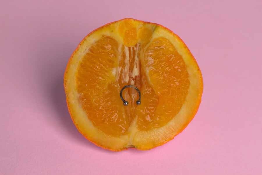 апельсин с пирсингом