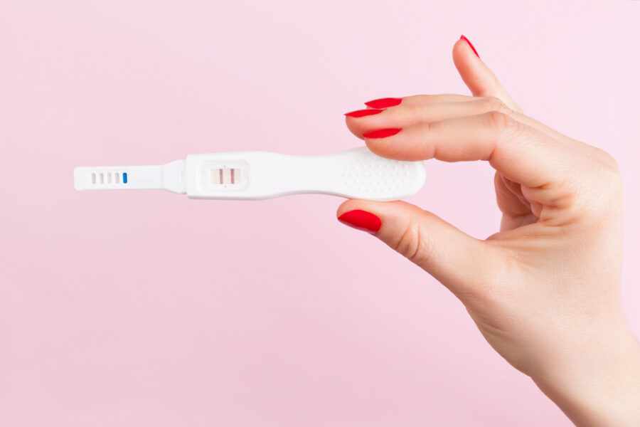 тест на беременность в руке