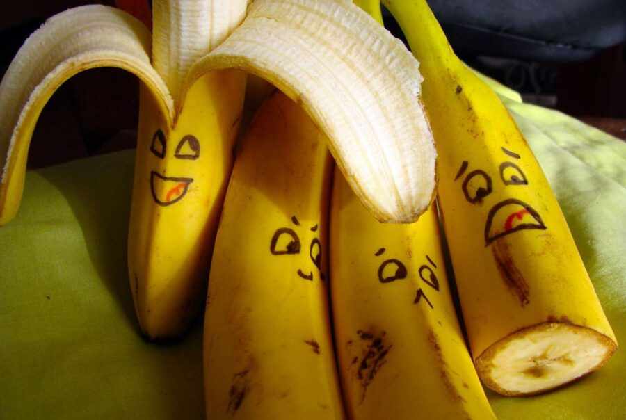 бананы с личиками