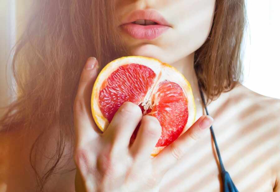 девушка с грейпфрутом