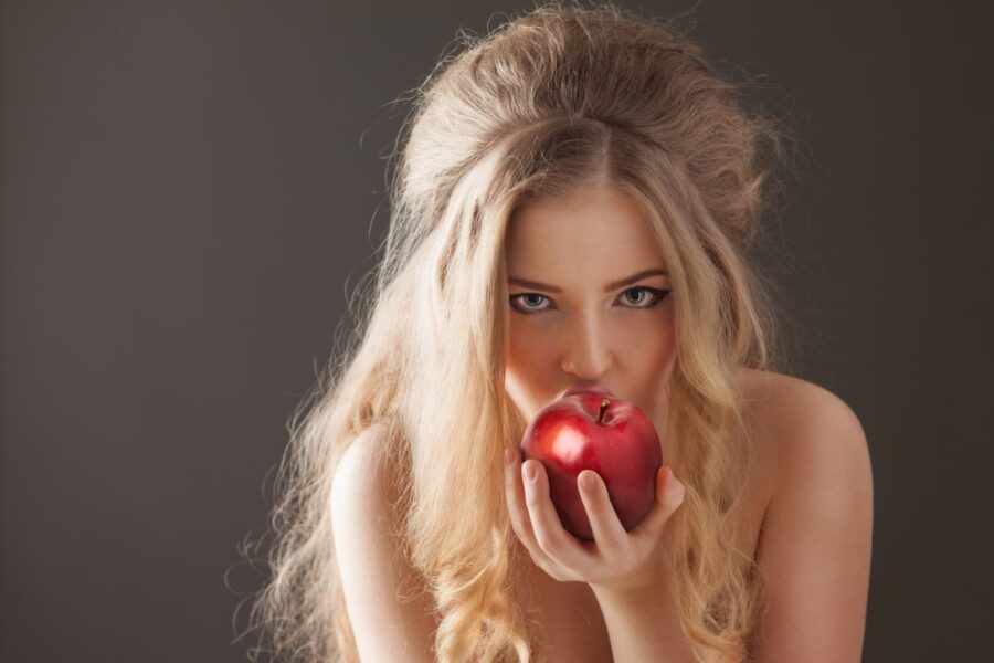 девушка кусает яблоко