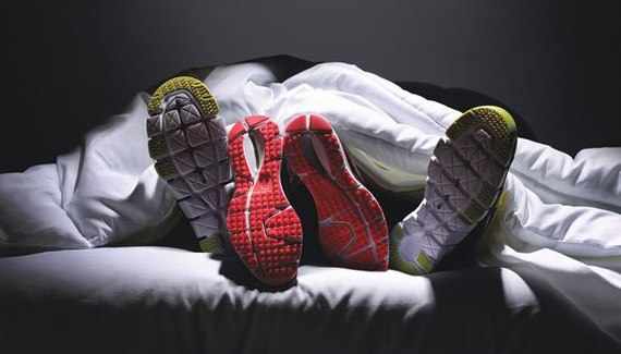 кроссовки в кровати