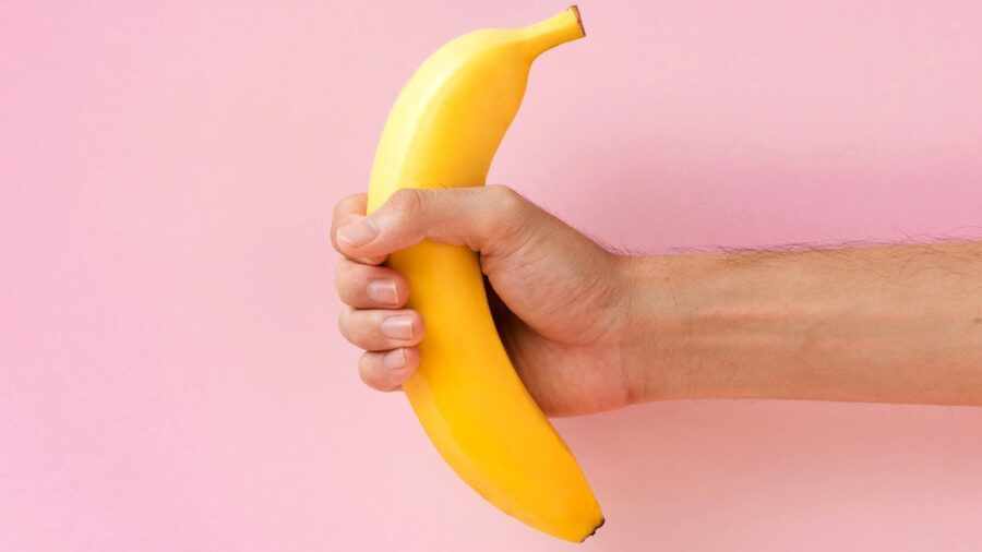 банан в руке